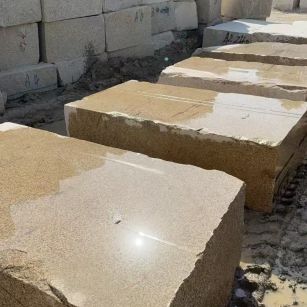 温州 黄金麻方料堆场洗料分选中，原材料充足