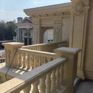 温州 黄金麻别墅外墙干挂雕花配合阳台栏杆花瓶柱