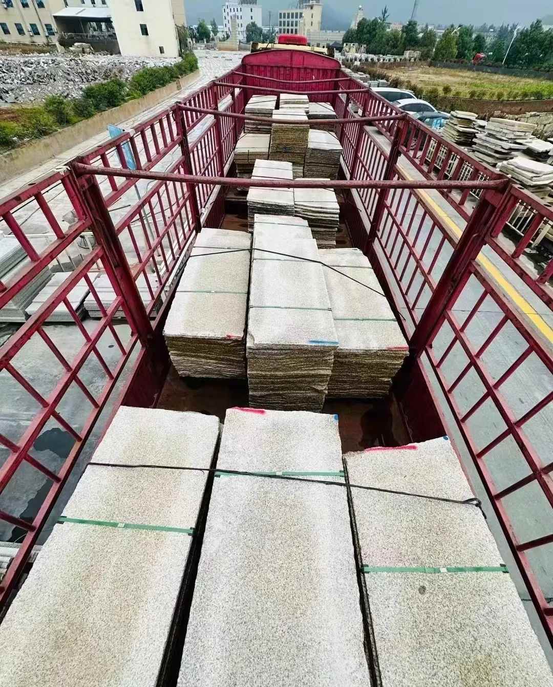 温州 黄金麻花岗岩荔枝面，光面毛板装车完成