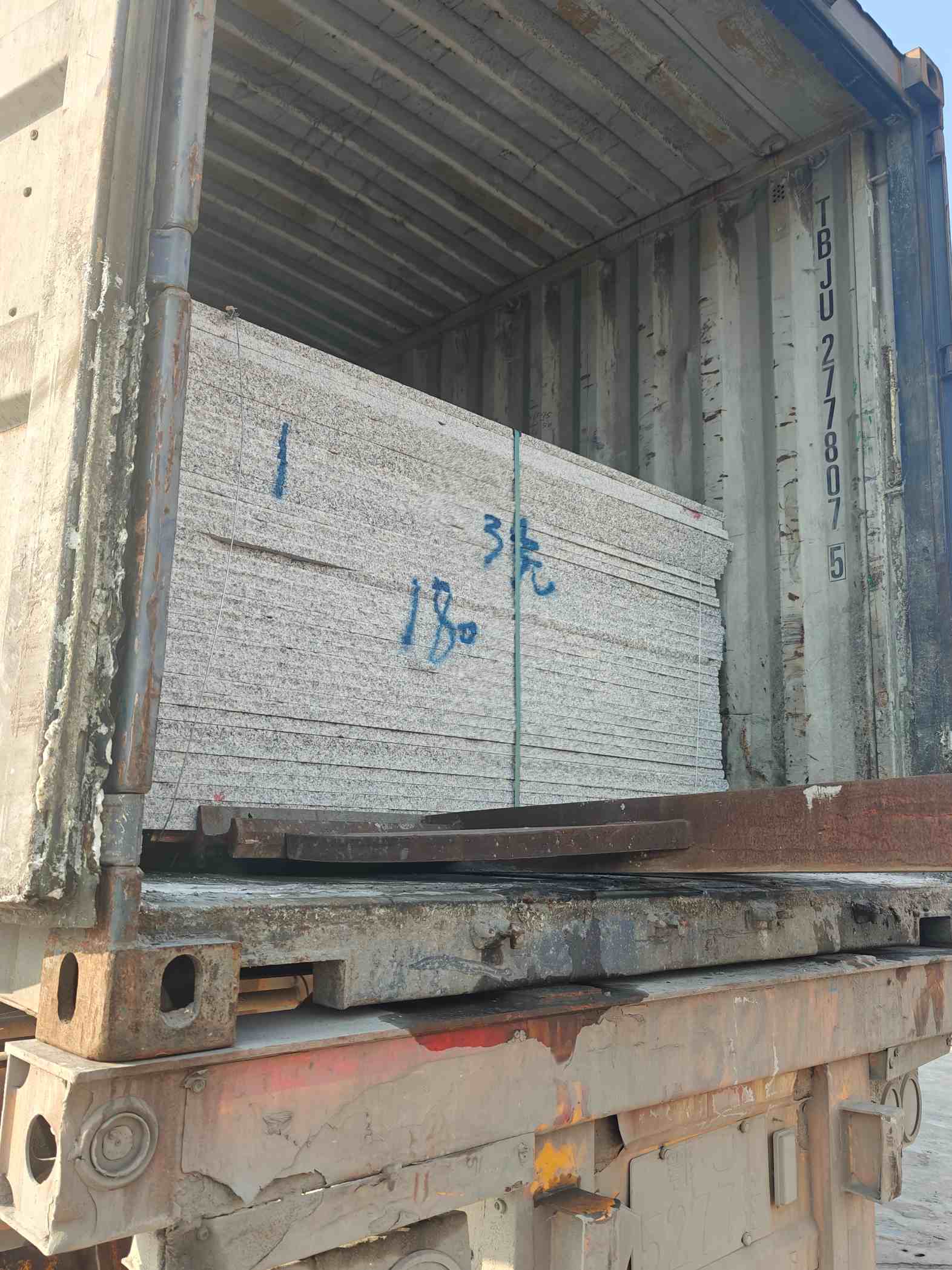 温州 芝麻白花岗岩石材3.0公分光面毛板装柜出货