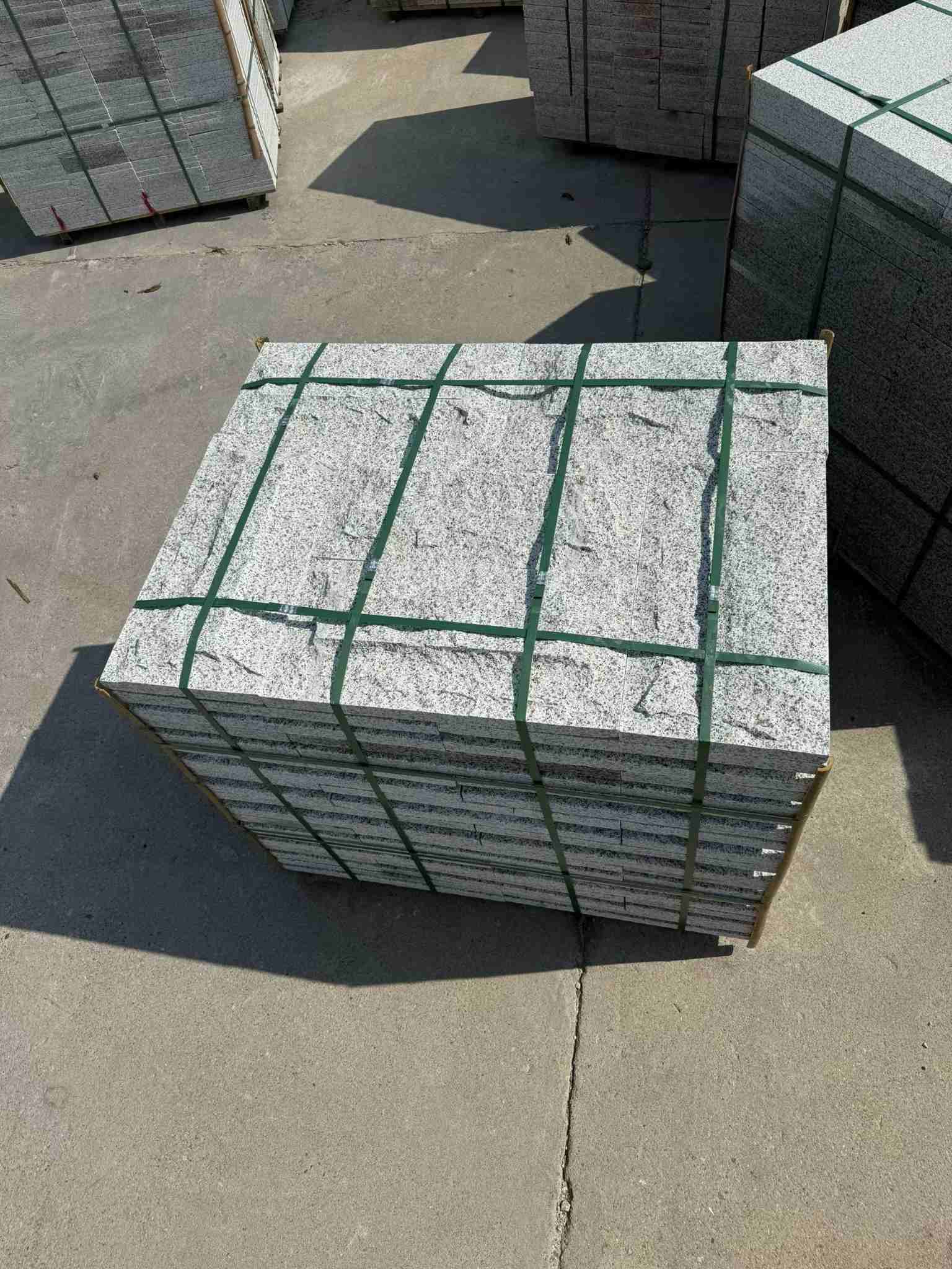 温州 白麻花岗岩石材自然面蘑菇石成品