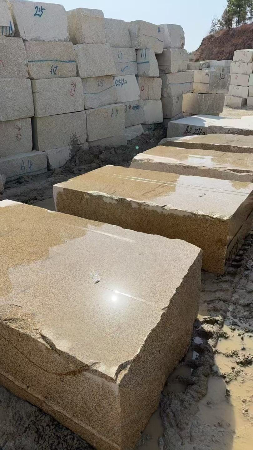 温州 黄金麻方料堆场洗料分选中，原材料充足