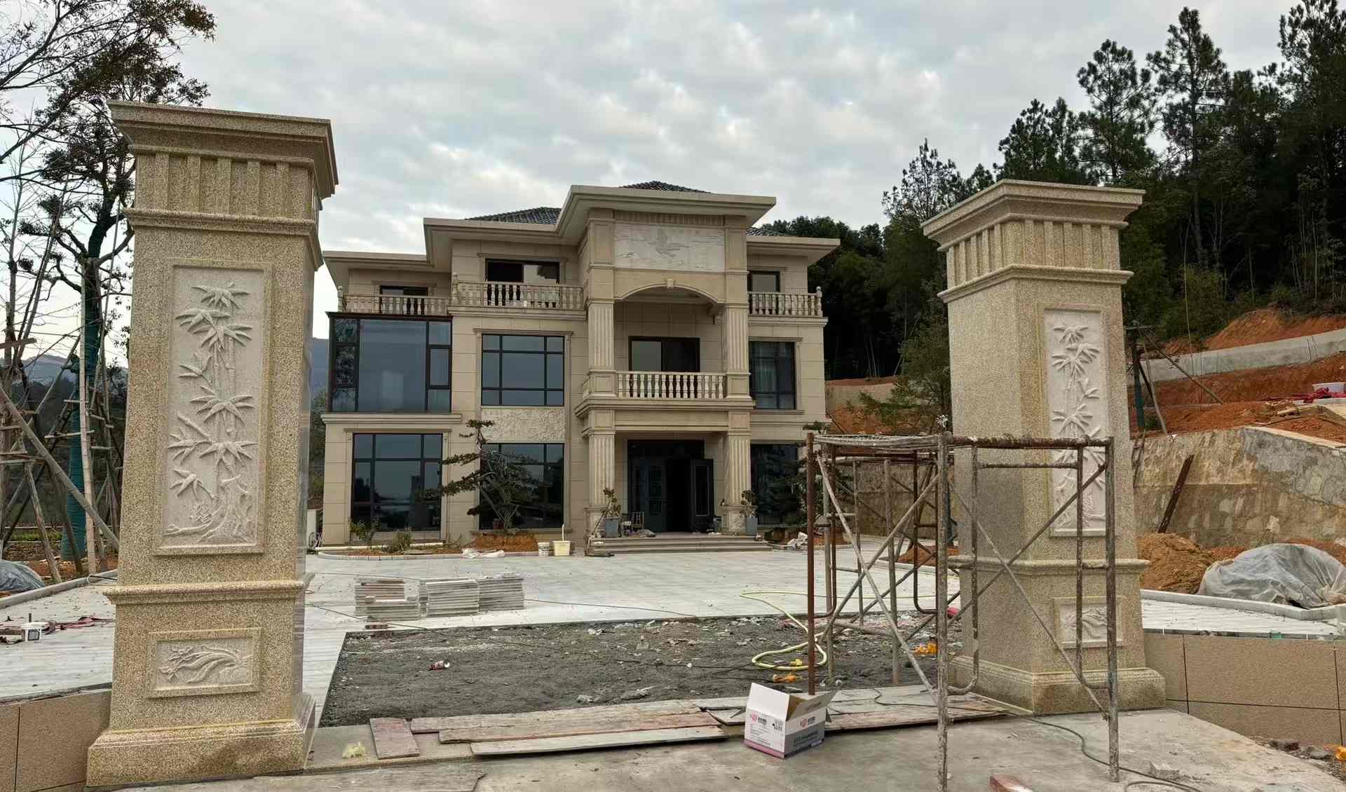 温州 黄金麻花岗岩别墅雕花外墙干挂配上门口雕花罗马柱