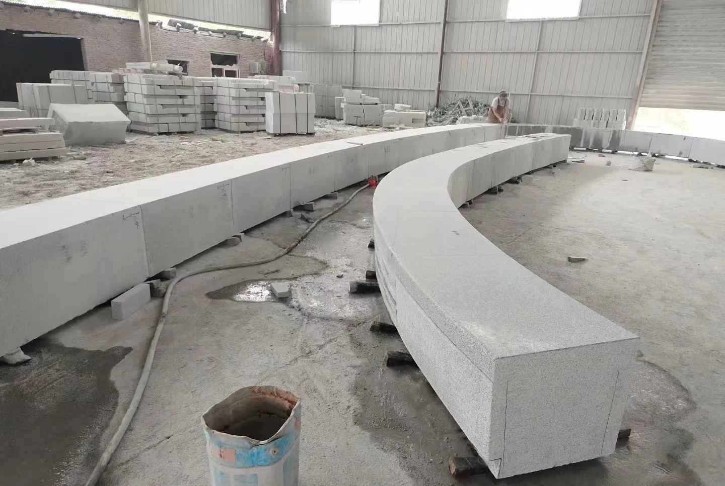 温州芝麻白花岗岩石板材 园林光面弧形坐凳