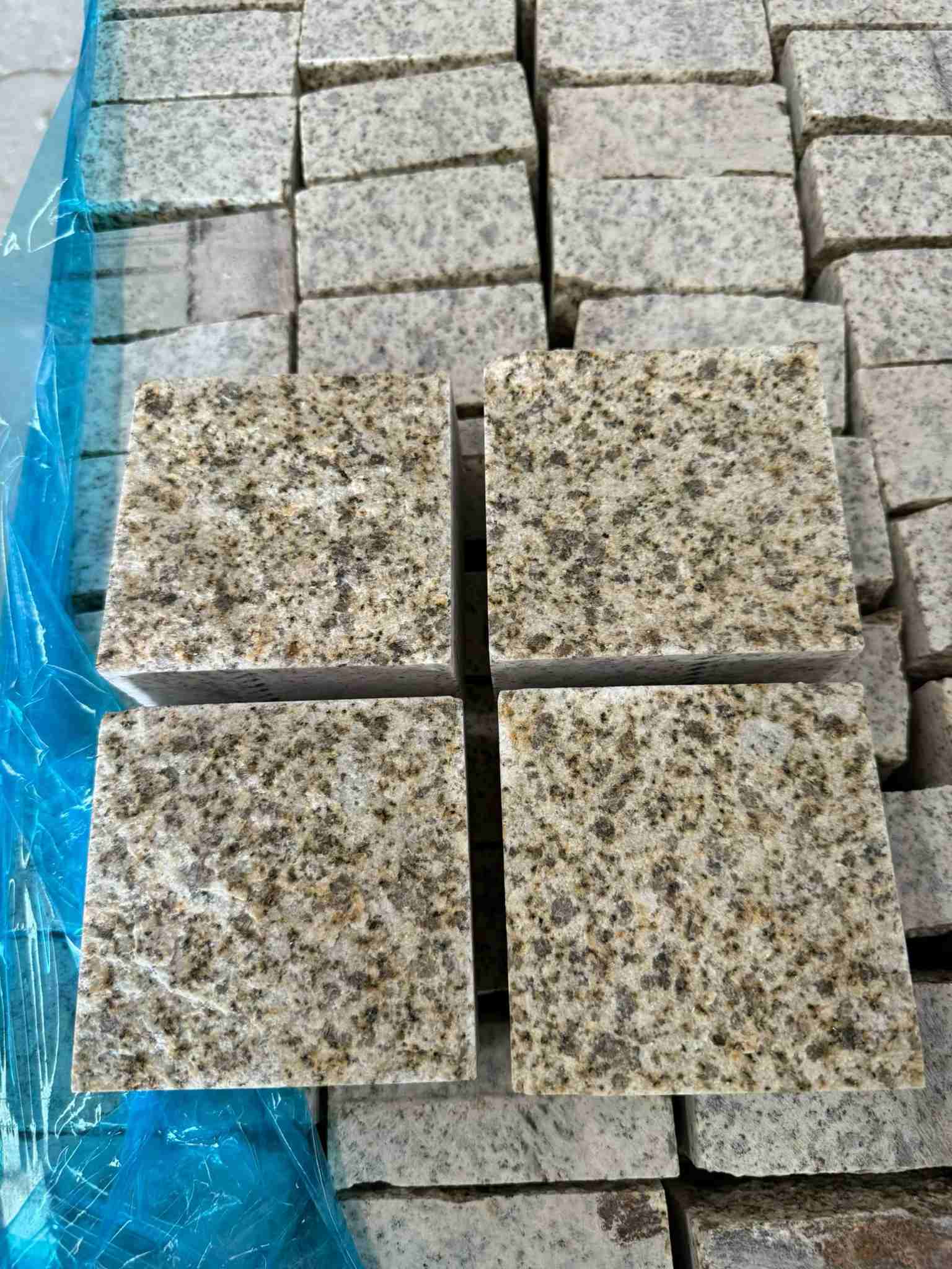 温州 黄金麻花岗岩自然面小方块，弹石，马蹄石等