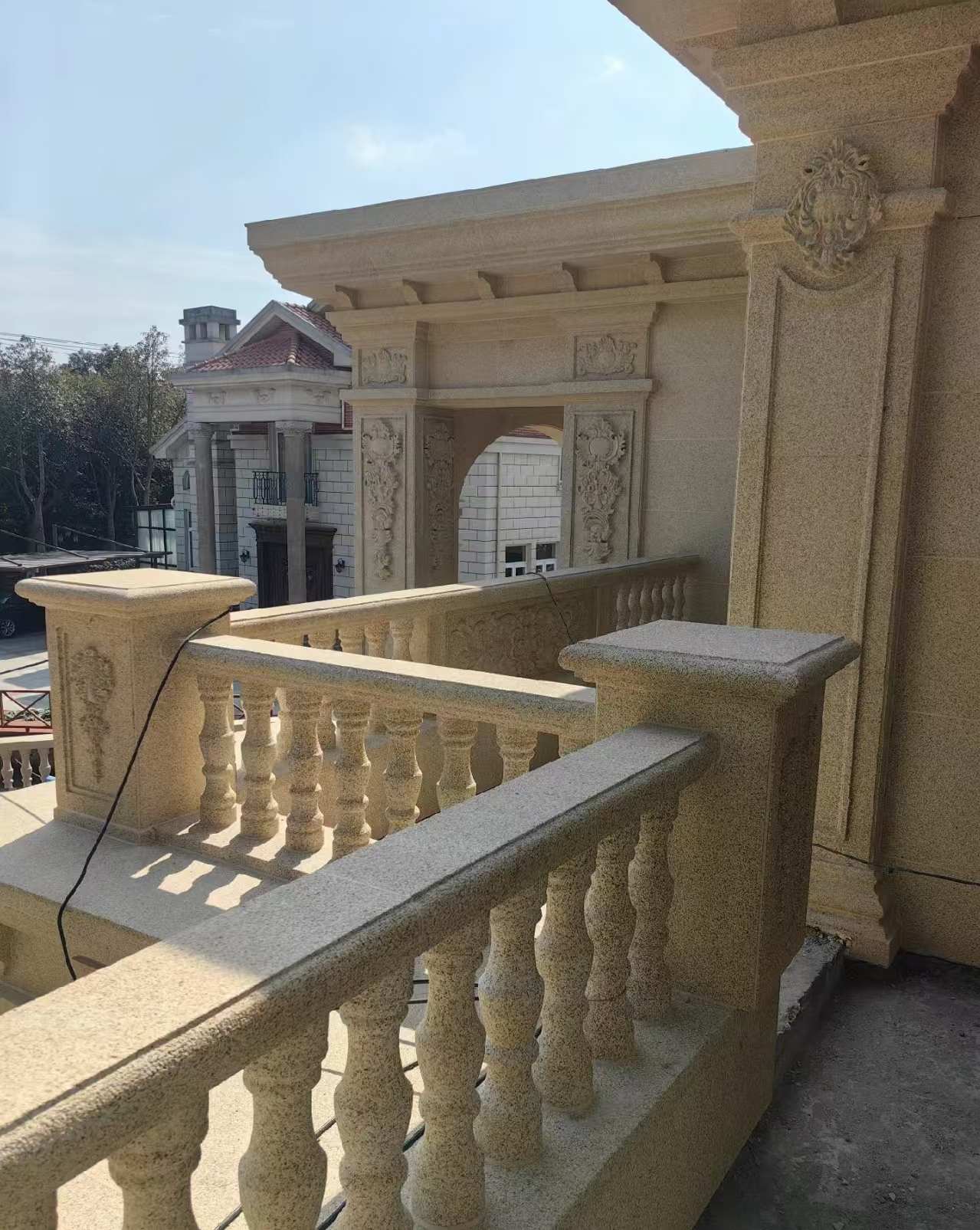 温州 黄金麻别墅外墙干挂雕花配合阳台栏杆花瓶柱