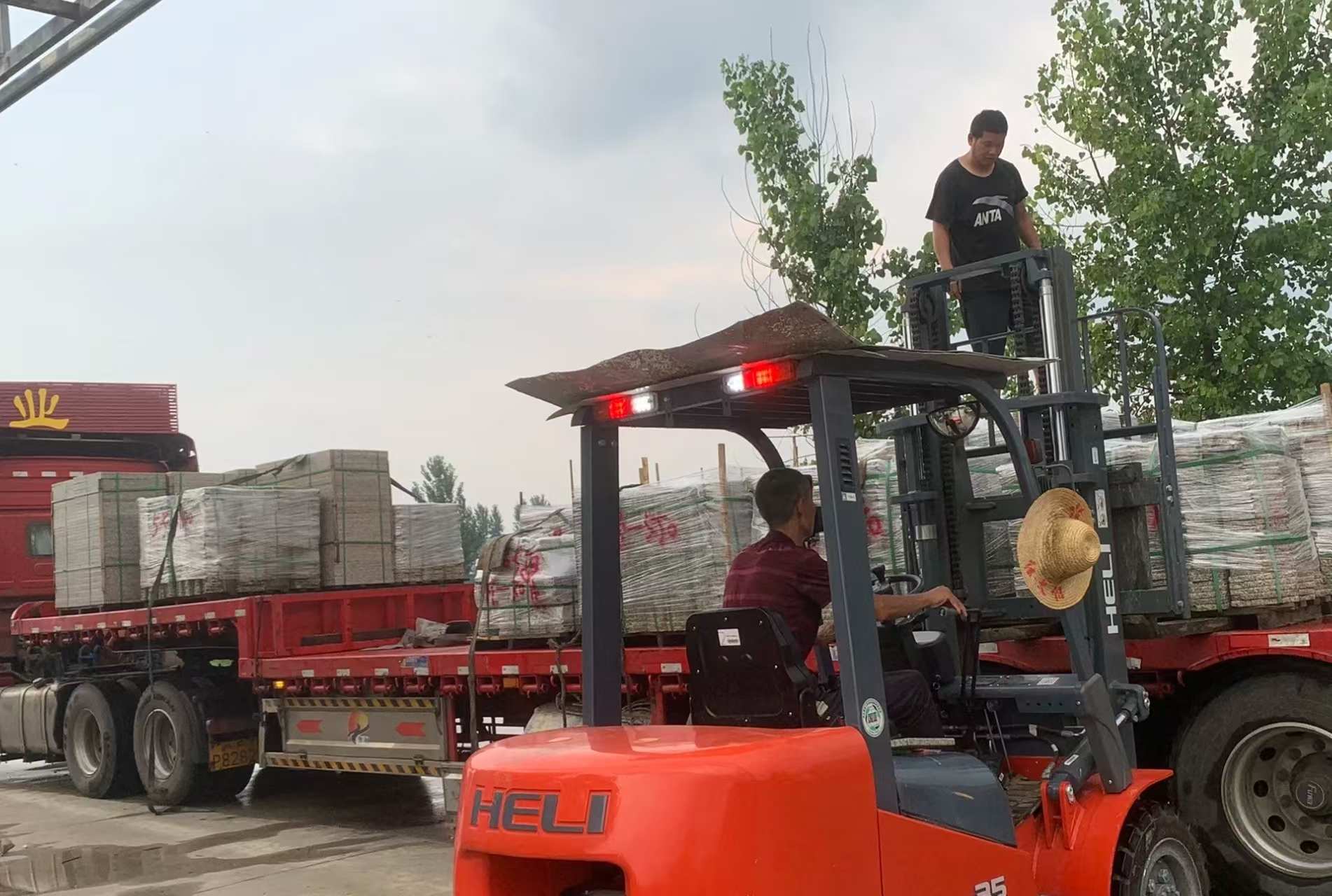 温州 黄金麻冰裂纹，地铺石装车