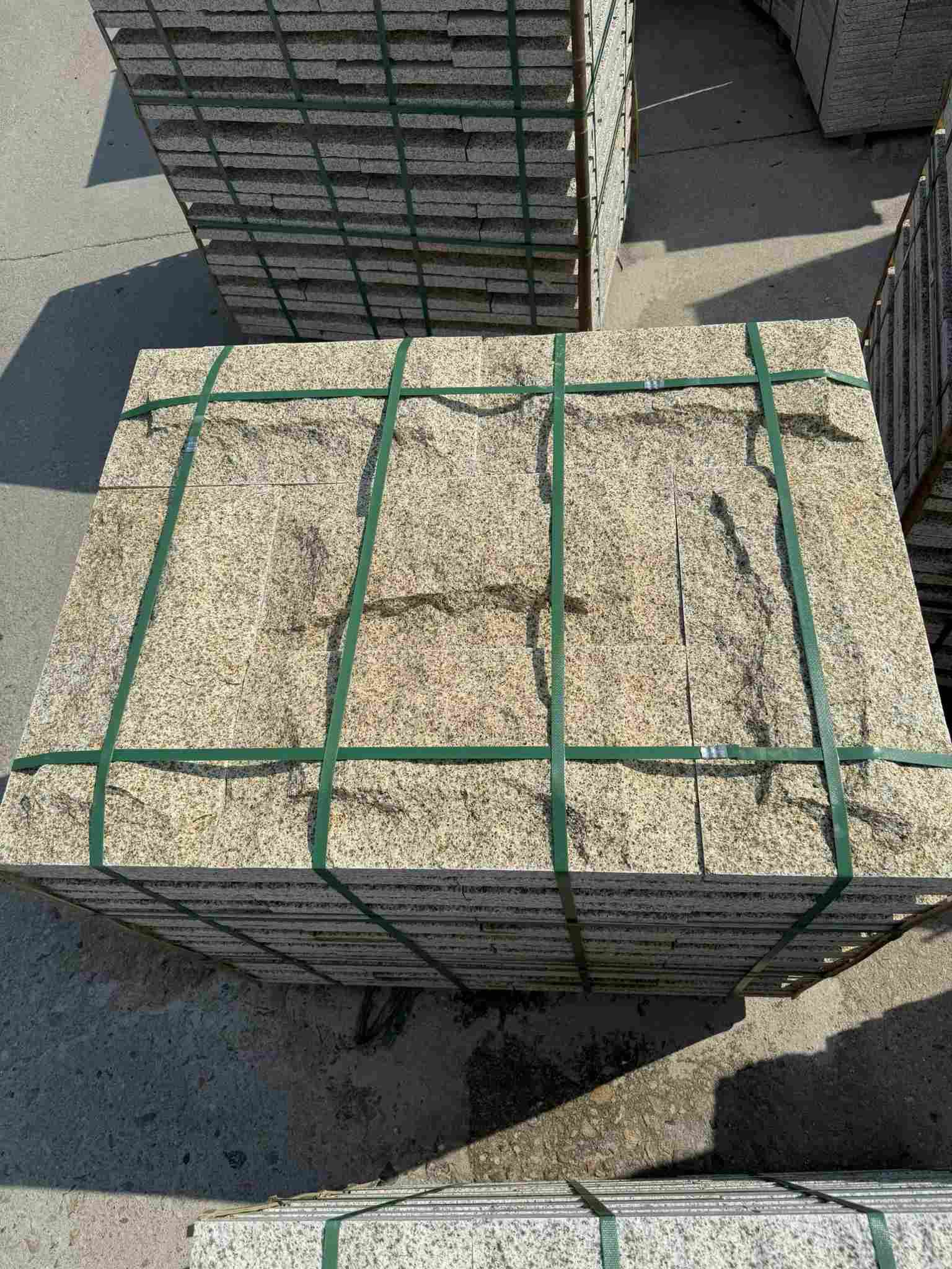 温州 黄金麻花岗岩石材自然面蘑菇石成品