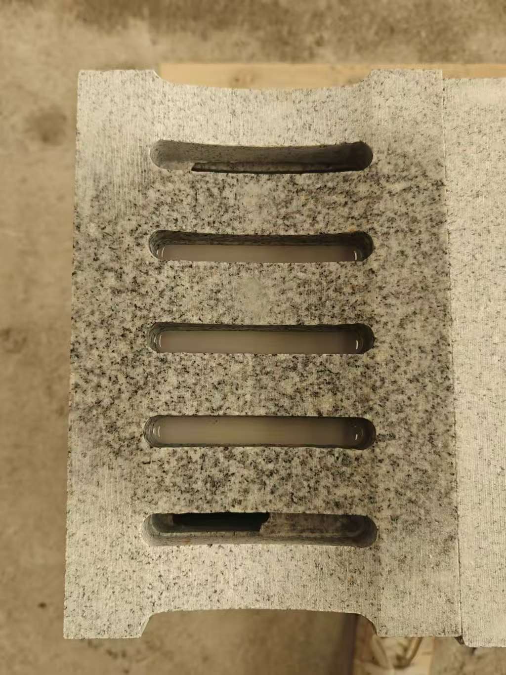 温州 芝麻白拉丝面花岗岩U型开槽排水槽